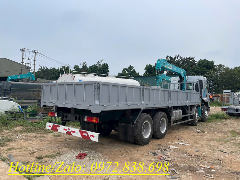 Xe tải Chenglong 4 chân gắn cẩu Hyundai 5 tấn