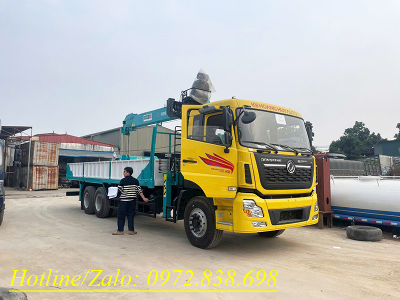 Dongfeng 3 chân gắn cẩu Hyundai 8 tấn