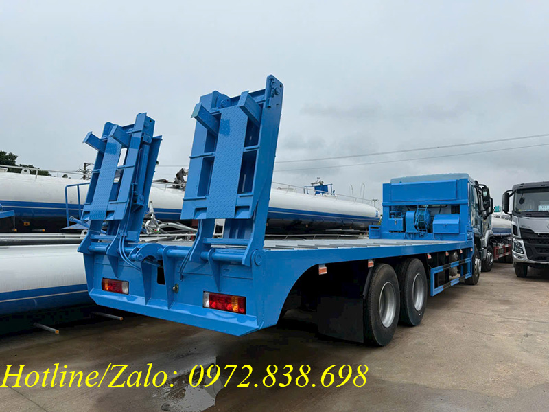 Chenglong H5 nâng đầu chở máy công trình