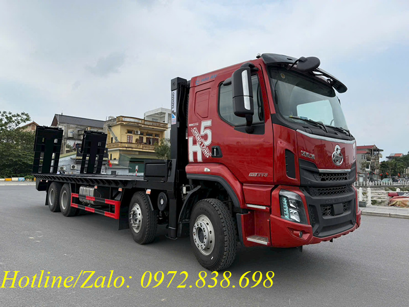 Xe 4 chân Chenglong H5 nâng đầu chở máy công trình